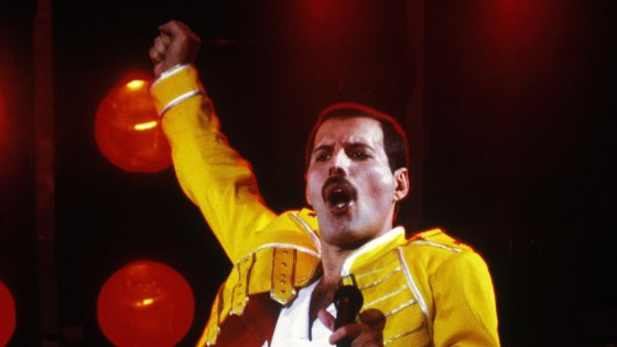 Freddie Mercury en el Magic Tour - Personalidades que fallecieron a causa del virus del SIDA