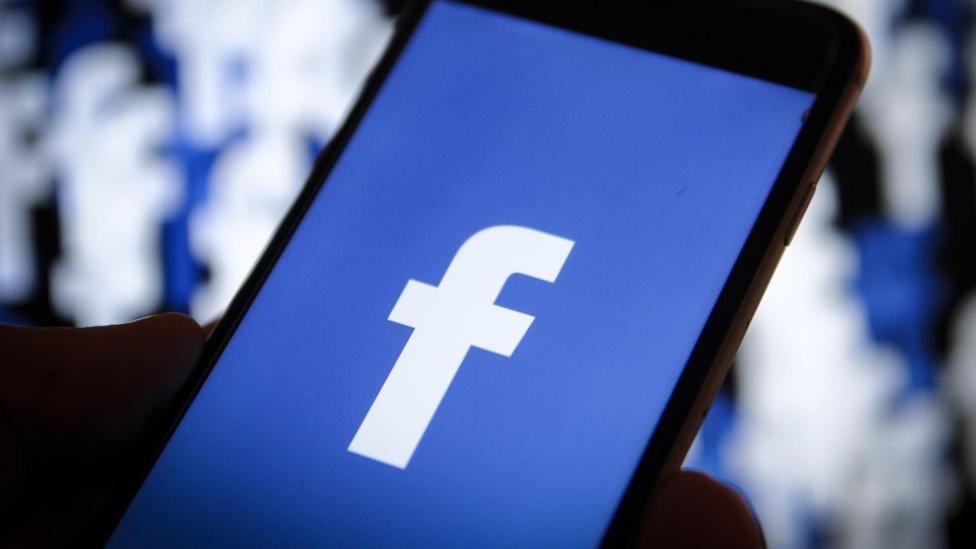 Facebook en un Smartphone - Las noticias falsas en Facebook se avivan con las elecciones mexicanas
