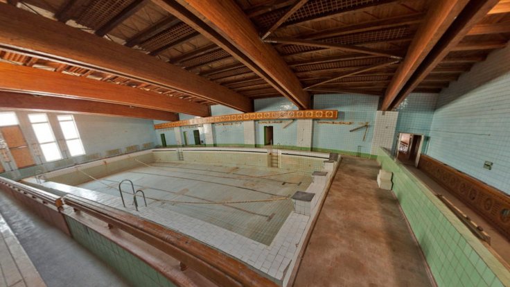 Una imagen de la piscina abandonada en el gimnasio de Pyramiden