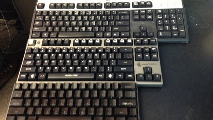 De arriba a abajo, comparativa de teclado completo, un tenkeyless y un compacto