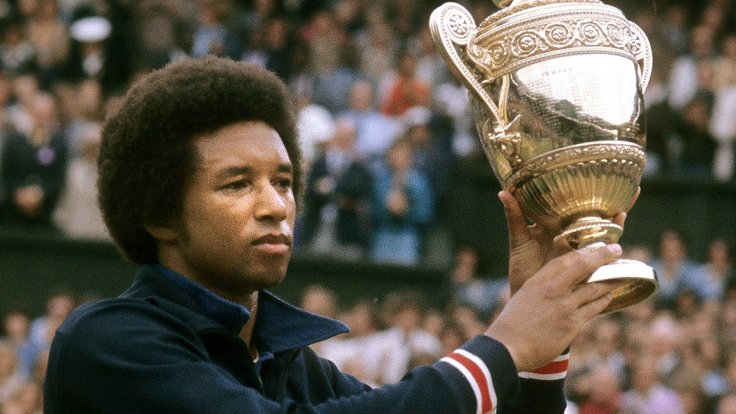 Arthur Ashe con el trofeo de Wimbledon en 1975