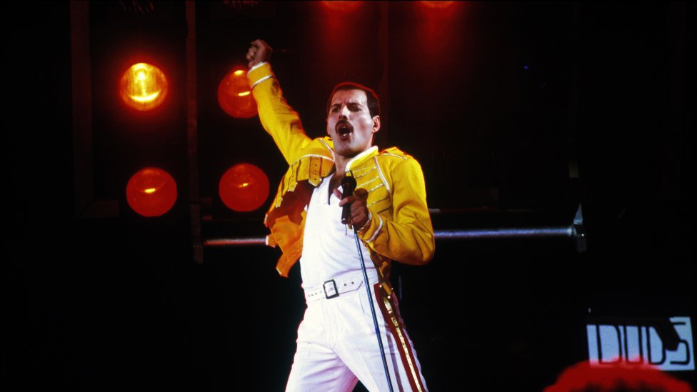 Freddie Mercury en el Magic Tour - Personalidades que fallecieron a causa del virus del SIDA