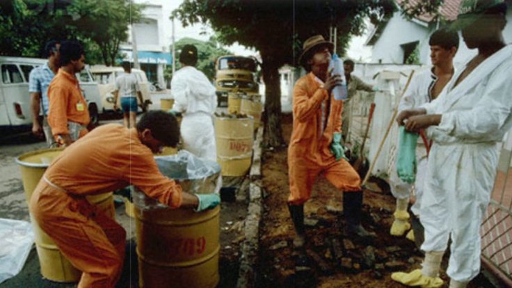 Trabajadores en la descontaminación de la población de Goiania