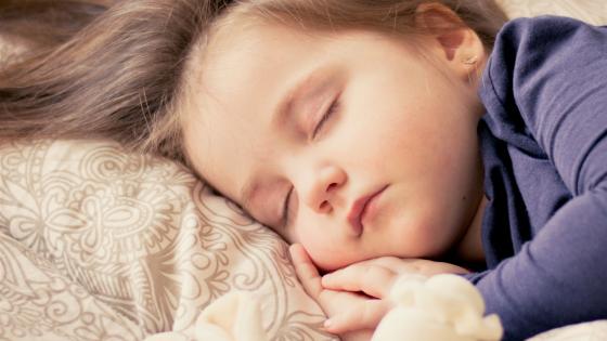 Un bebé durmiendo - Tres cuartas partes de los niños de 0 a 3 años tiene trastornos del sueño