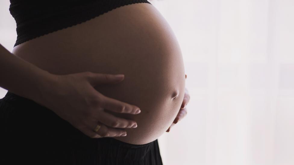 Mujer embarazada con bebé en el vientre materno - ¿Sirve de algo hablar al bebé en el vientre?