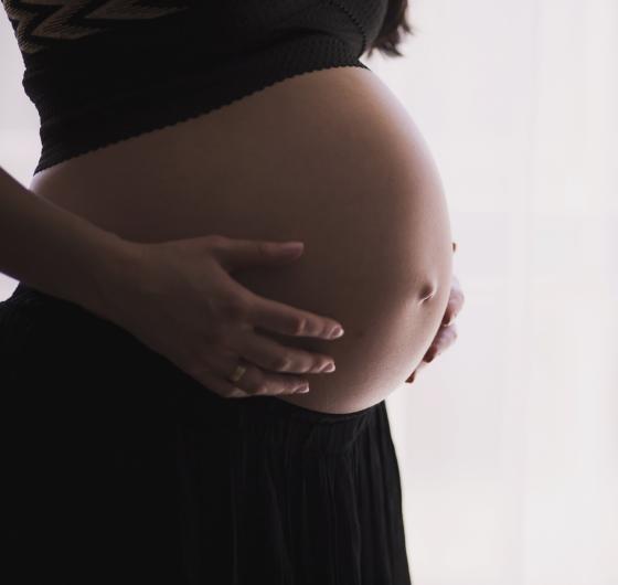 Mujer embarazada con bebé en el vientre materno - ¿Sirve de algo hablar al bebé en el vientre?