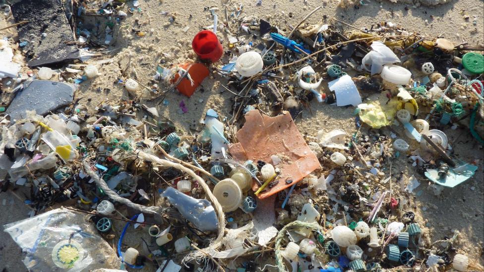 Productos plásticos en la arena de una playa - Ecología: El agua del grifo contiene más plástico del que crees