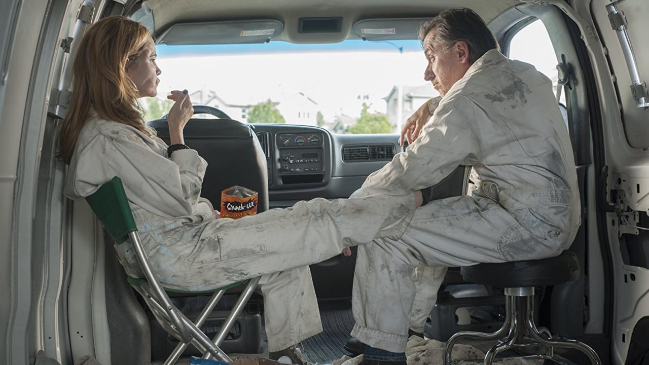 Tim Roth junto a Jennifer Jason Leigh toman los papeles de los sicarios de los que está a cargo el malvado Cooper