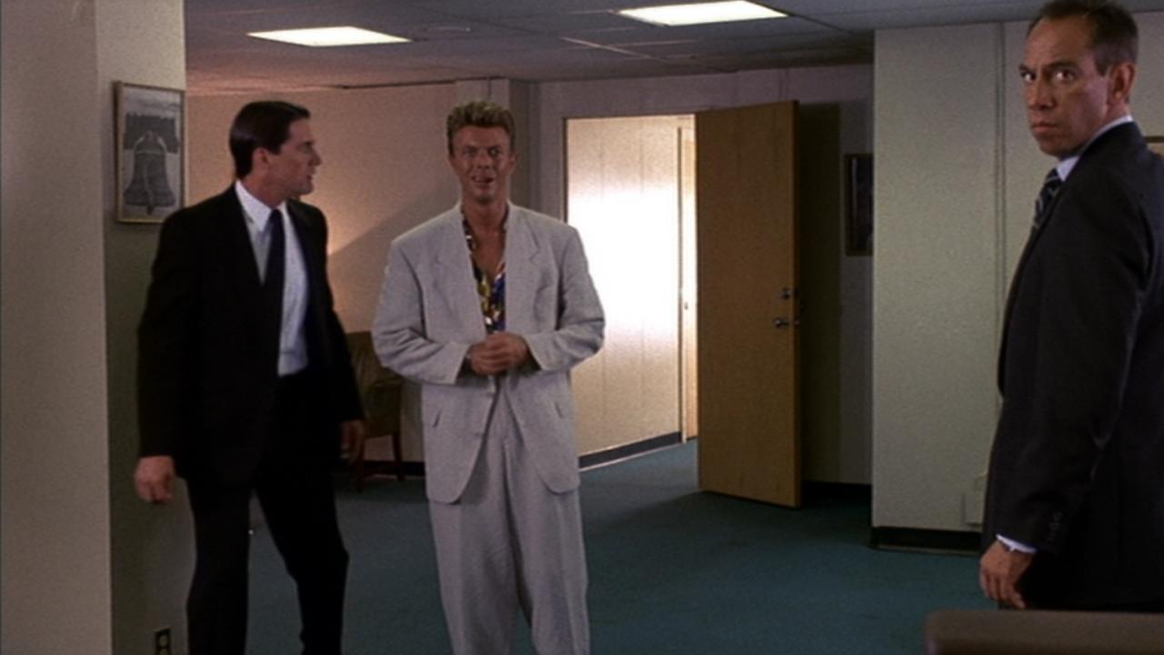 David Bowie en una de las escenas de Fuego camina conmigo, donde toma el papel de Phillip Jeffries