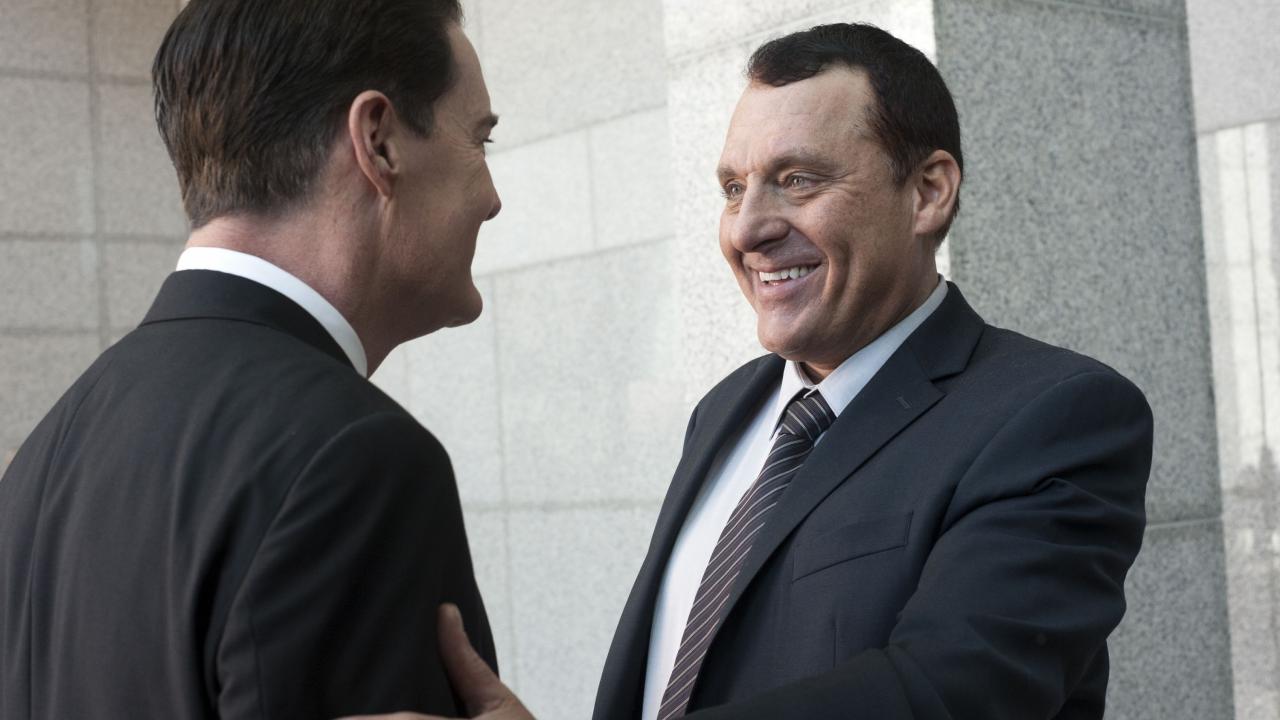 Tom Sizemore, que aparece en la tercera temporada como el abogado Anthony Sinclair, compañero de Dougie y en esta imagen de Cooper