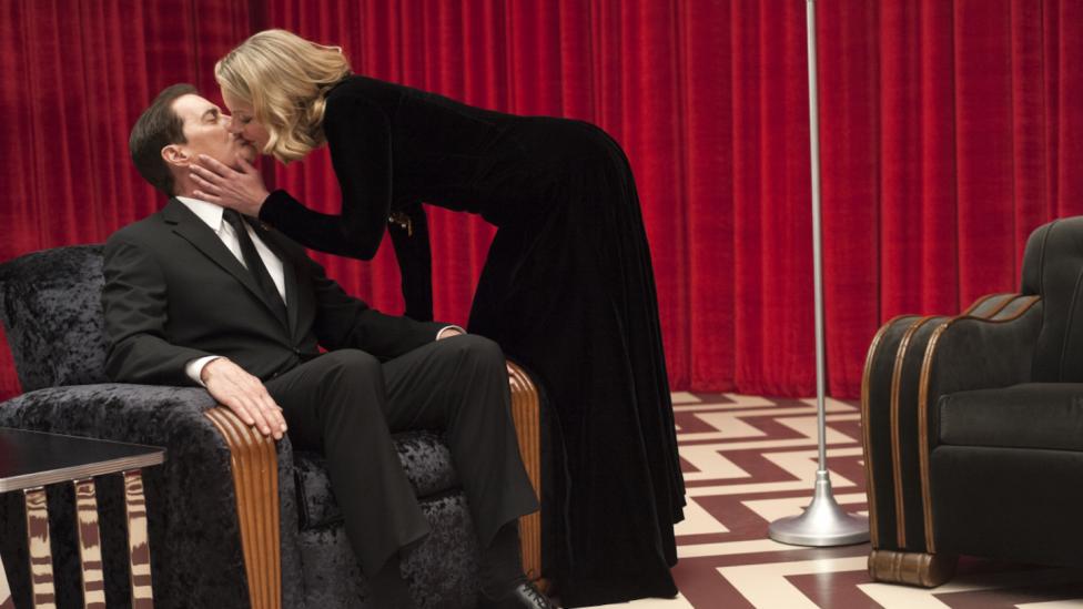 Cooper junto a Laura Palmer en la Logia Negra de Twin Peaks - Los cameos de la tercera temporada de Twin Peaks