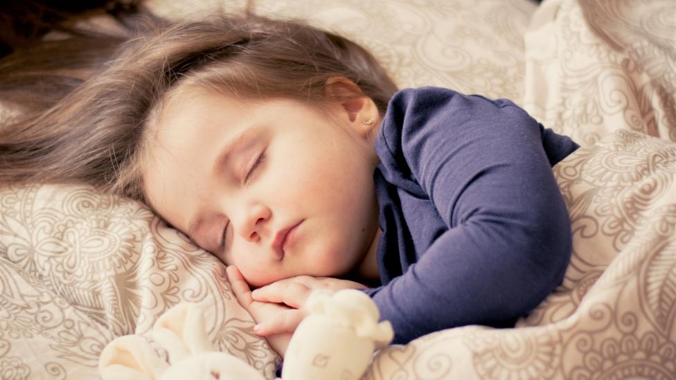 Niña durmiendo - Tres cuartas partes de los niños de 0 a 3 años tiene trastornos del sueño
