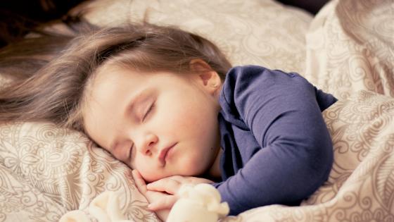 Niña durmiendo - Tres cuartas partes de los niños de 0 a 3 años tiene trastornos del sueño