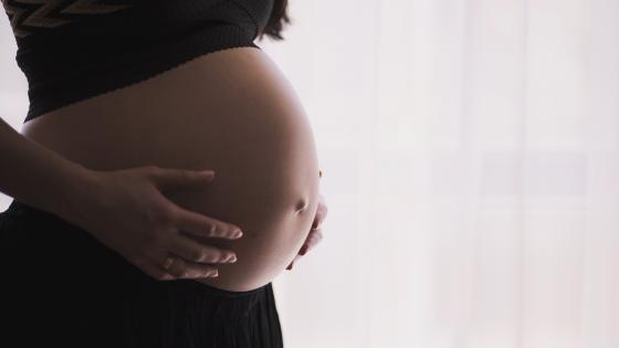 Mujer embarazada con bebé en el vientre materno