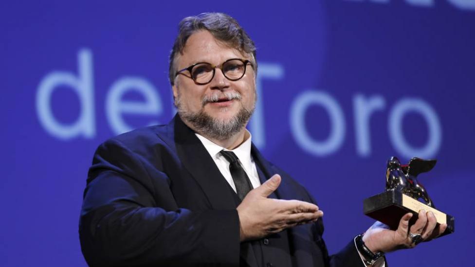 Guillermo del Toro, recibiendo un premio - Nominaciones de los Globos de Oro 2018: La gran favorita, La Forma del Agua