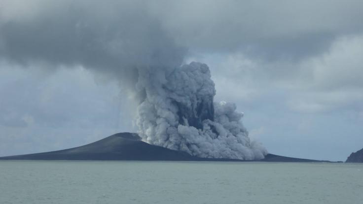 Imágenes de la nube de humo provocada tras la erupción