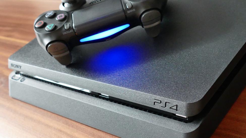 Consola Playstation 4 con Juegos PS Plus de Marzo - Los juegos de PS Plus de marzo 2018 se retrasarán
