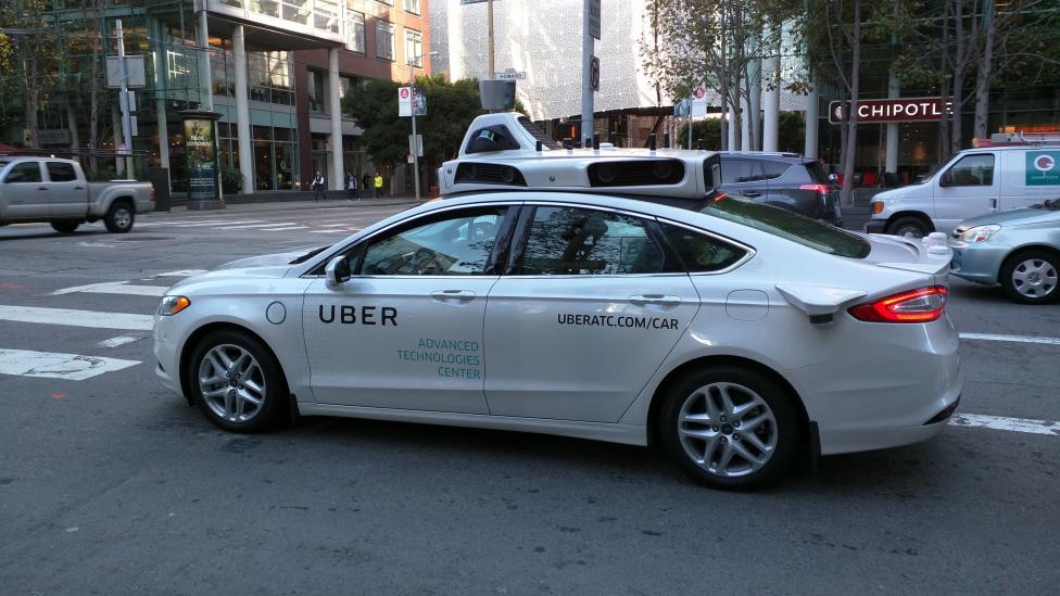 Un coche autónomo de Uber en la ciudad de San Francisco - Uber detiene las pruebas de sus coches autónomos por la muerte de una mujer