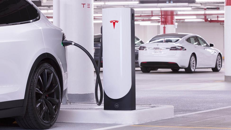 Un Tesla en una estación de recarga - Las baterías de los coches Tesla se degradan menos de un 10% a los 300.000 kms