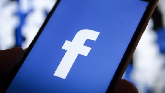 Facebook en un Smartphone - Las noticias falsas en Facebook se avivan con las elecciones mexicanas