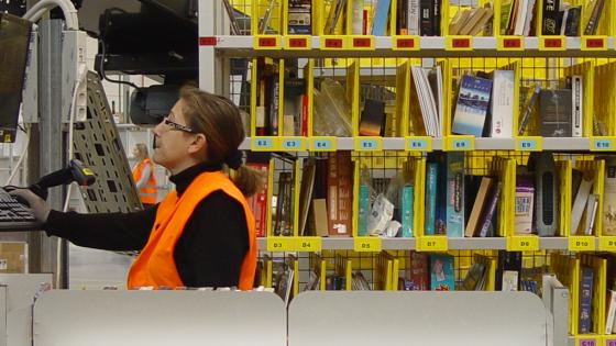 Trabajadores de Amazon en un almacén - Algunos trabajadores de Amazon UK orinan en botellas por miedo al despido