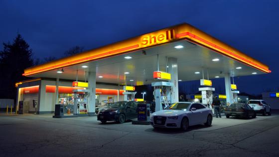 Gasolinera, subida del precio del petróleo - El barril de brent sube a los 80 dólares