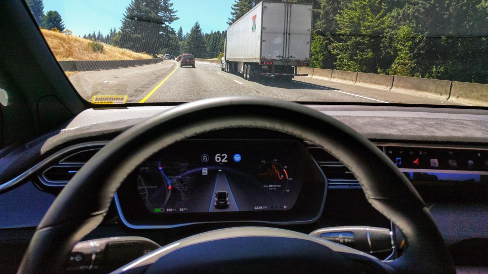 Pilóto automático en un vehículo Tesla - Las ley de circulación de Reino Unido permitirá el uso de tecnologías autónomas