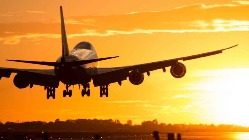 Un avión aterrizando - Dibujos realizados por la ruta de aviones en el cielo
