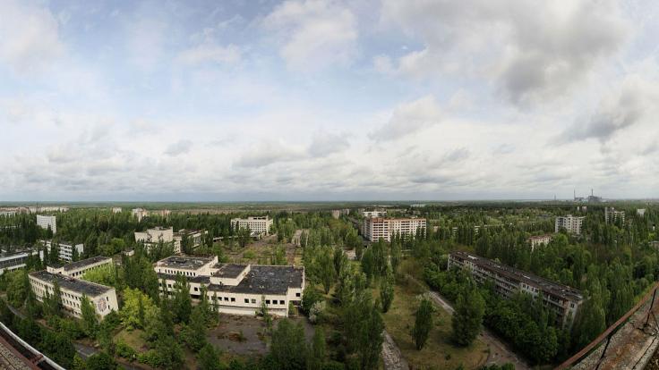 Panorámica de la ciudad de Prypiat con la central nuclear de Chernobyl al fondo a la derecha