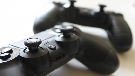 Sony Playstation controllers - Descubre cuándo se anunciarán los juegos de PS Plus de enero