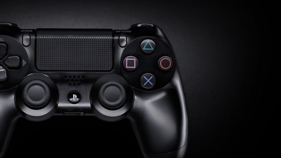 PS4 Controller - Hoy se anuncian los juegos gratis de Playstation Plus para el mes de marzo