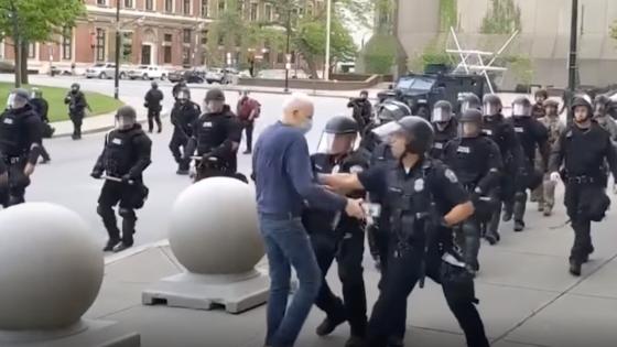 Protestas George Floyd - Un hombre de 75 años es empujado por la policía en las protestas de Buffalo