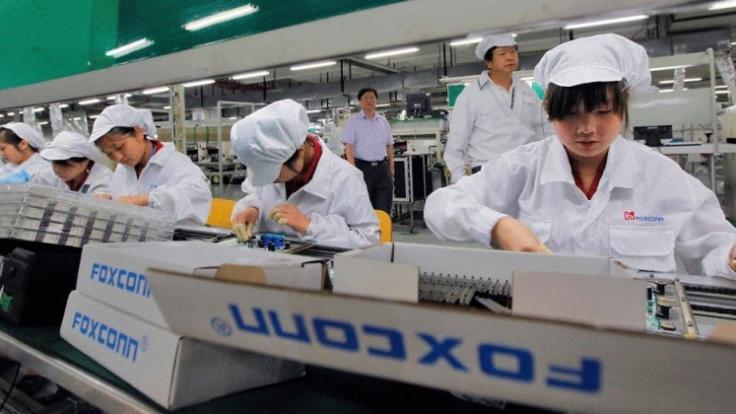 Trabajadores de Foxconn ensamblando chips